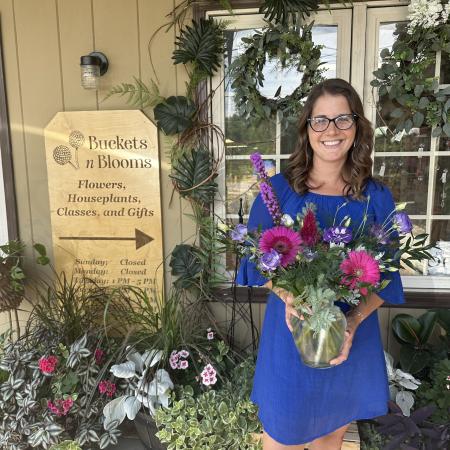 Spreading Joy with Flowers: Join Buckets n Blooms for a Community Giveaway in Rockton