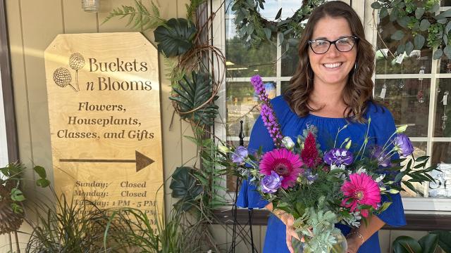 Spreading Joy with Flowers: Join Buckets n Blooms for a Community Giveaway in Rockton
