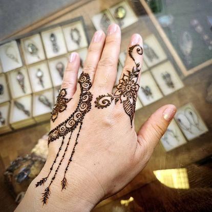 Custom Henna Tattoos in Beloit – Long-Lasting, High-Quality Designs at Nine Bells & Cat Tails