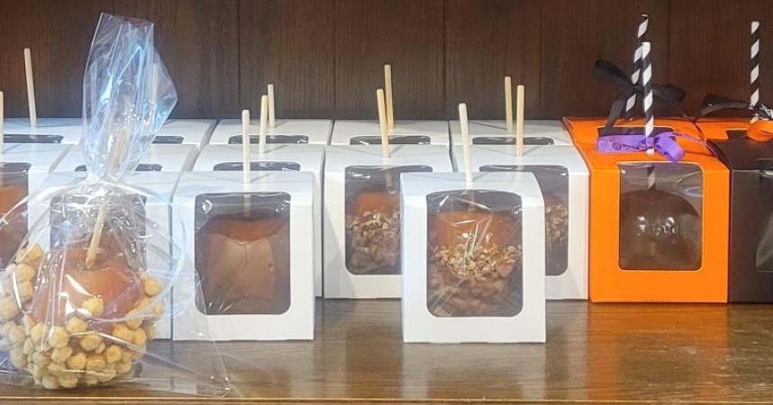 Sweeten Your October with Sugar Britches Caramel Apples! 🍏🍂