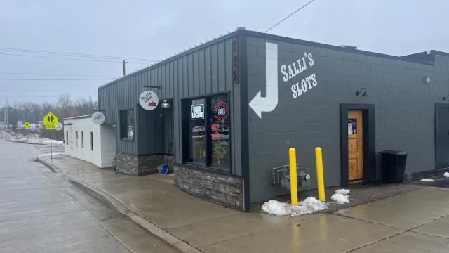 Catch the Game and Enjoy a Brew at Salli’s Slots in Rockton!